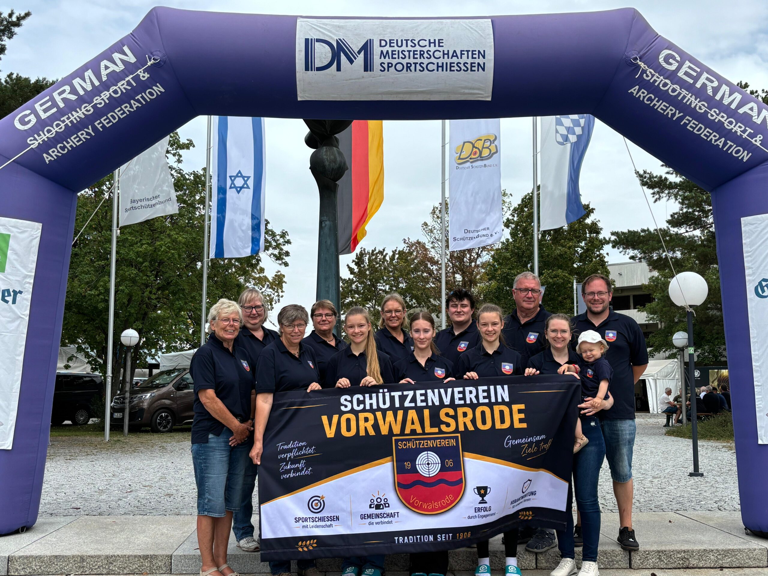 Neun Schützinnen und Schützen des SV Vorwalsrode mit Vereinsfahne bei den Deutschen Meisterschaften 2026 in München-Hochbrück